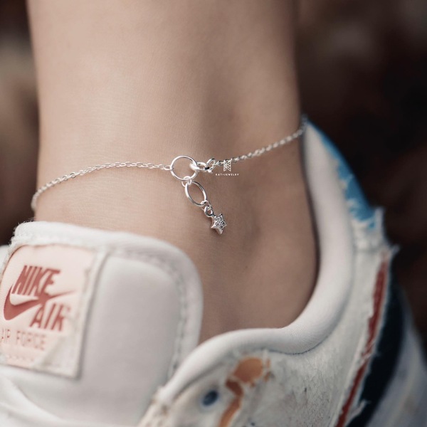 Con gái nên đeo lắc chân bên nào? Ý nghĩa đeo lắc bên trái