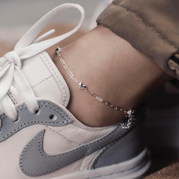 Nữ nên đeo lắc chân bên nào? Ý nghĩa đeo lắc bên phải