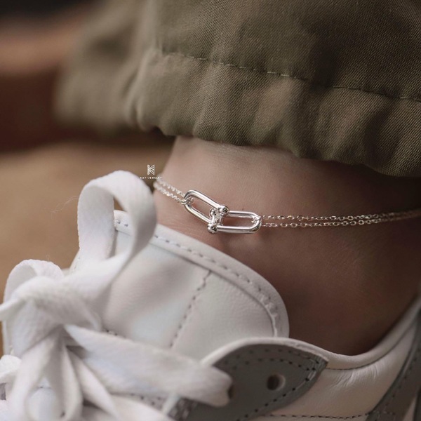 Con gái nên đeo lắc chân bên nào và chọn chất liệu, kiểu dáng, kích thước ra sao?