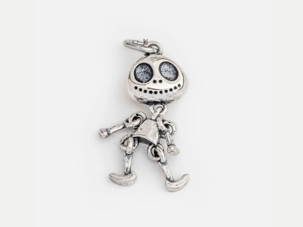 Mẫu charm dễ dàng phối hợp với nhiều trang phục khác nhau