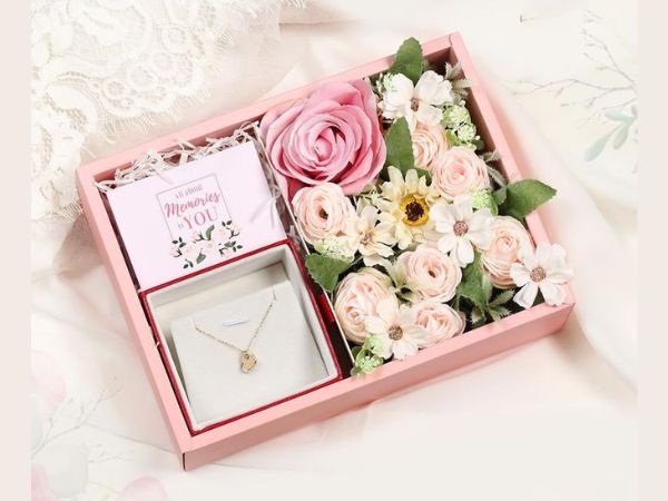 Một món quà đặc biệt cùng lời yêu chân thành sẽ khiến nàng cảm động