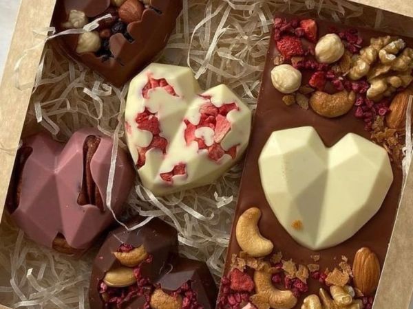 Một viên socola ngọt ngào cũng khiến cho nàng ấy vui vẻ