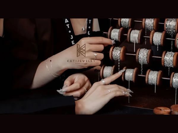 Mỗi món trang sức bạc là một tác phẩm nghệ thuật được chế tác tỉ mỉ