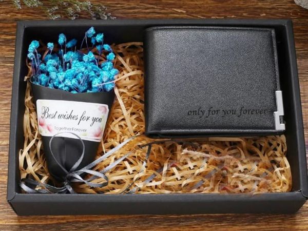 Một chiếc ví khắc tên sẽ mang đến sự đặc biệt