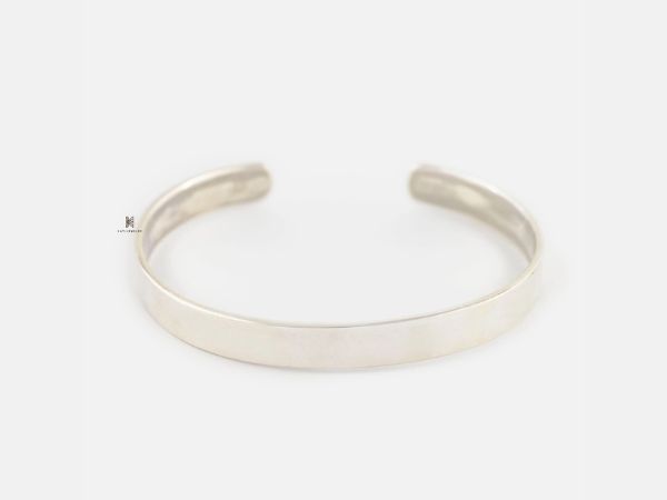 Mẫu vòng tay mang đến cảm giác mạnh mẽ và cá tính