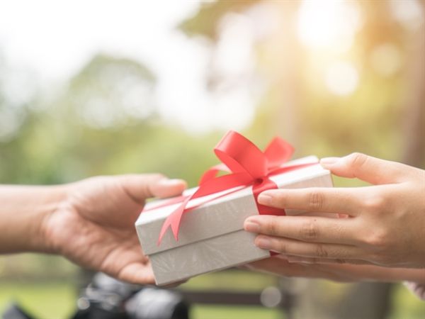 Tặng vòng tay bạc cho người thân mang đến ý nghĩa gắn kết gia đình