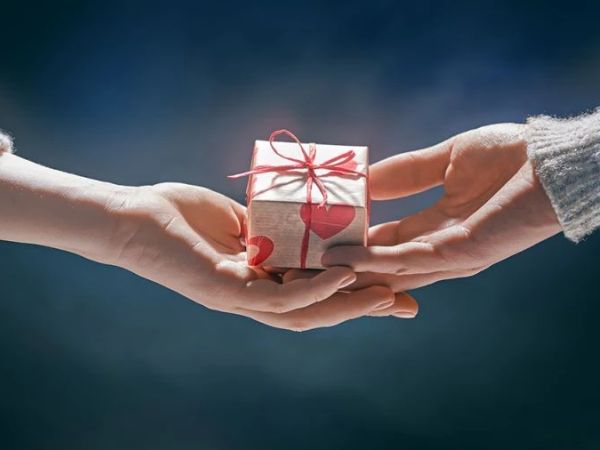 Tặng vòng tay bạc cho người yêu như một lời hứa hẹn bền vững