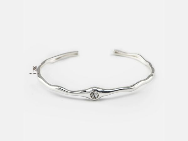 Mẫu vòng tay với vẻ ngoài tối giản nhưng vẫn sang trọng