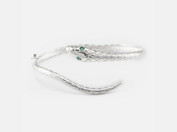 Mẫu vòng tay mang những điều cuốn hút và mạnh mẽ