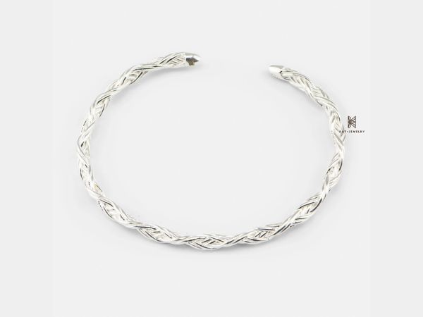 Mẫu vòng tay thể hiện sự mềm mại nhưng không kém phần cá tính