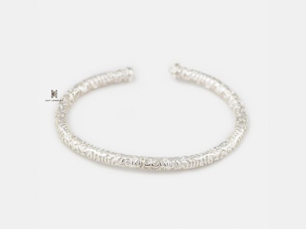 Mẫu vòng tay mang đến sự quyến rũ và huyền bí