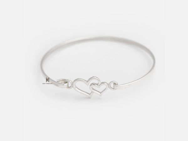 Mẫu vòng tay thể hiện sự gắn kết của cả hai