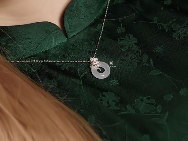 Top những dây chuyền mặt đá được yêu thích hiện nay