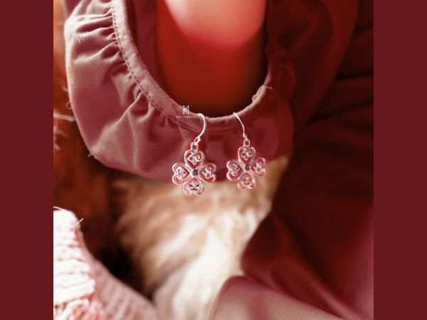 Tránh đeo nhiều trang sức cùng lúc giúp tạo cảm giác nhẹ nhàng cho trang phục