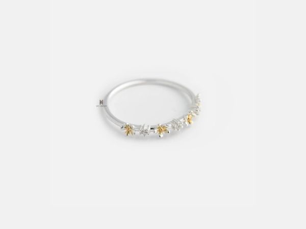 R Midi Flower Gem nổi bật với cánh hoa tô vàng