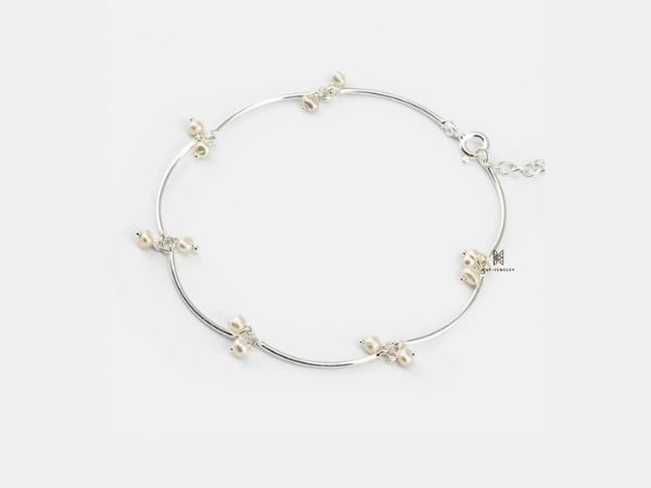 Bra Curl And Multi Pearl gây hút mắt với những viên ngọc trai xung quanh