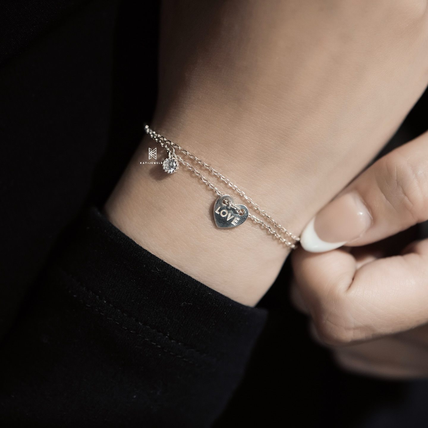 Trang sức bạc hình trái tim thể hiện sự yêu thương, chiều chuộng các bạn nữ