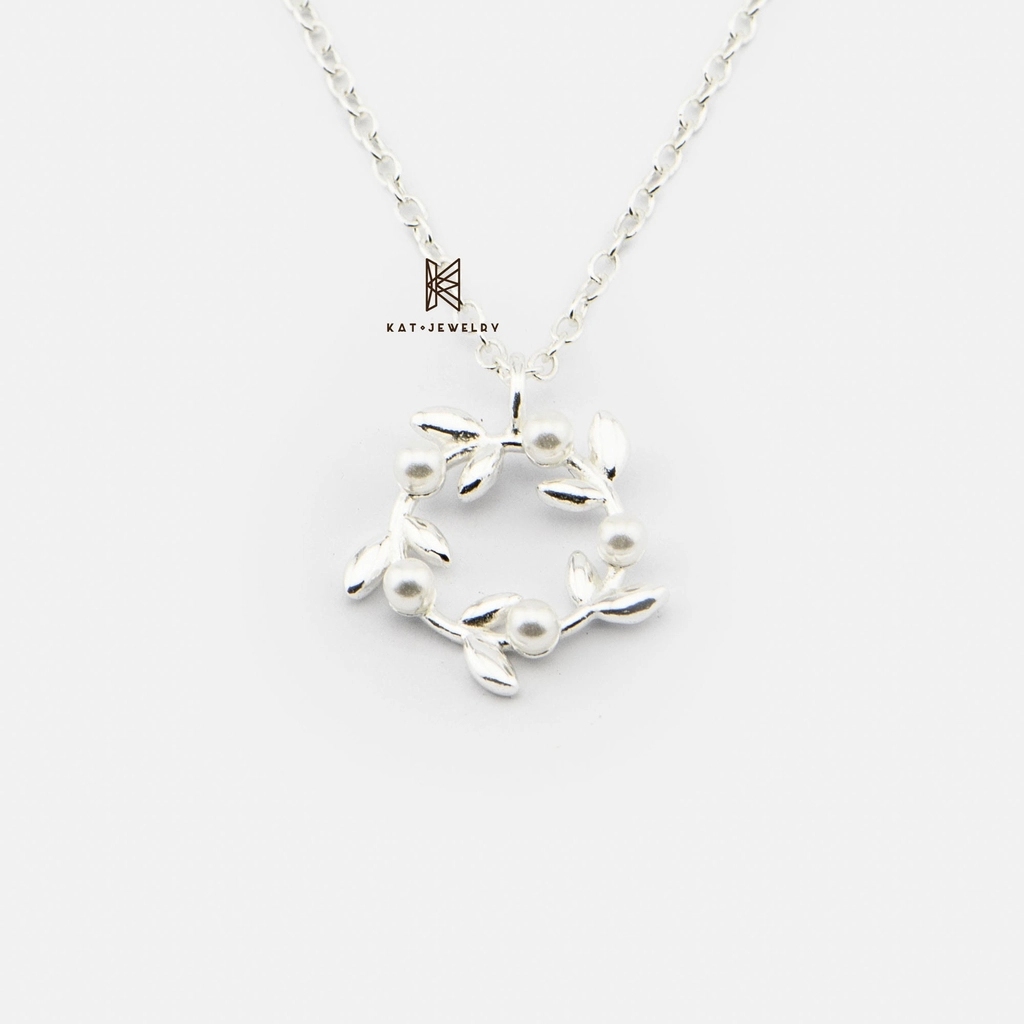 Dây chuyền thiết kế tinh xảo tạo nên sự trang trọng với người đeo