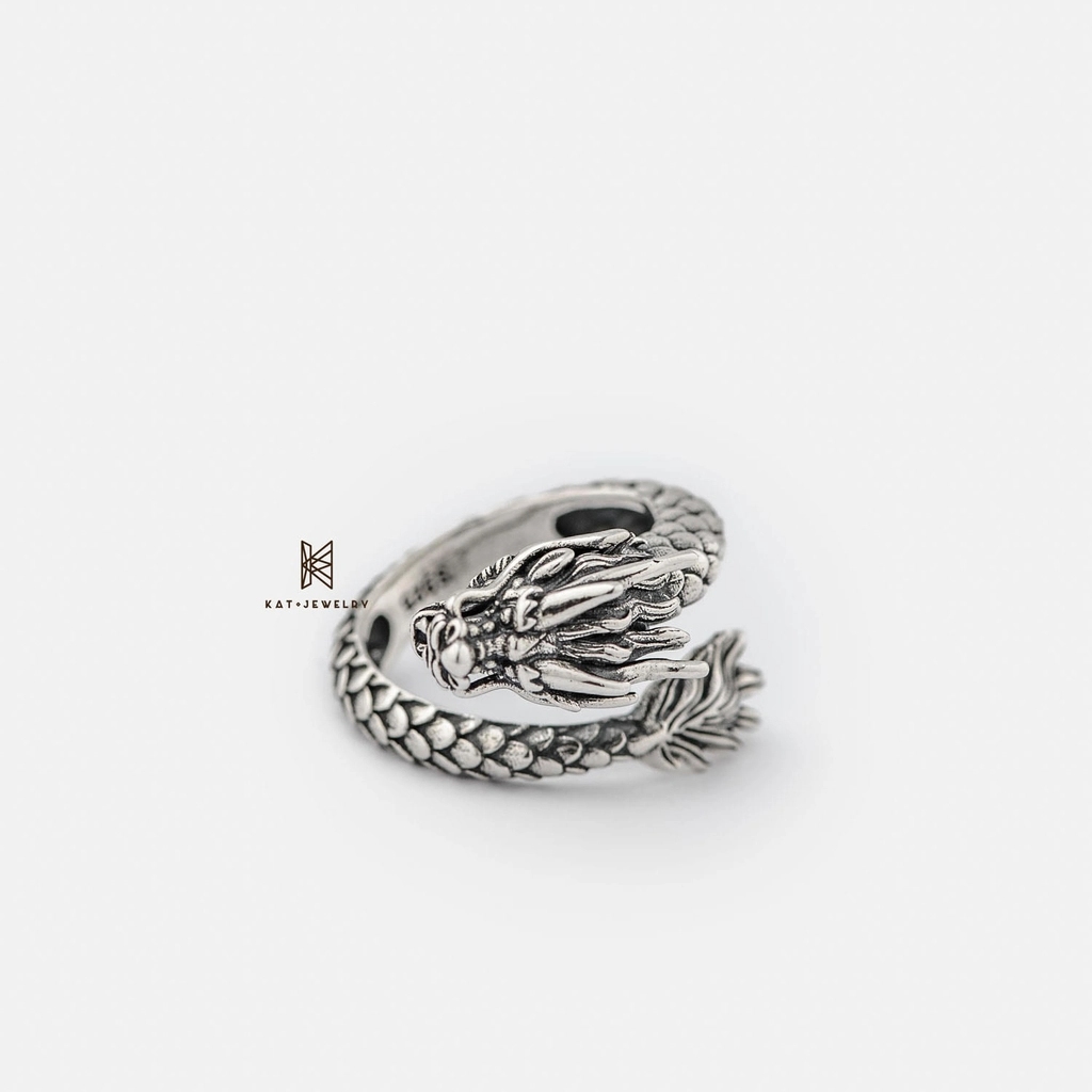 Thiết kế tinh xảo, cầu kỳ thể hiện sự uy lực, mạnh mẽ cho bạn