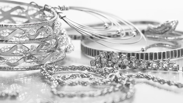 Người xưa quan niệm bạc có thể bảo hộ bình an cho người đeo