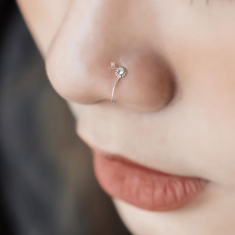 Các lưu ý khi xỏ khuyên mũi để không bị phá tướng