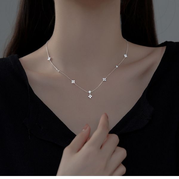 Tặng dây chuyền bạc cho người thân mang theo lời chúc bình an