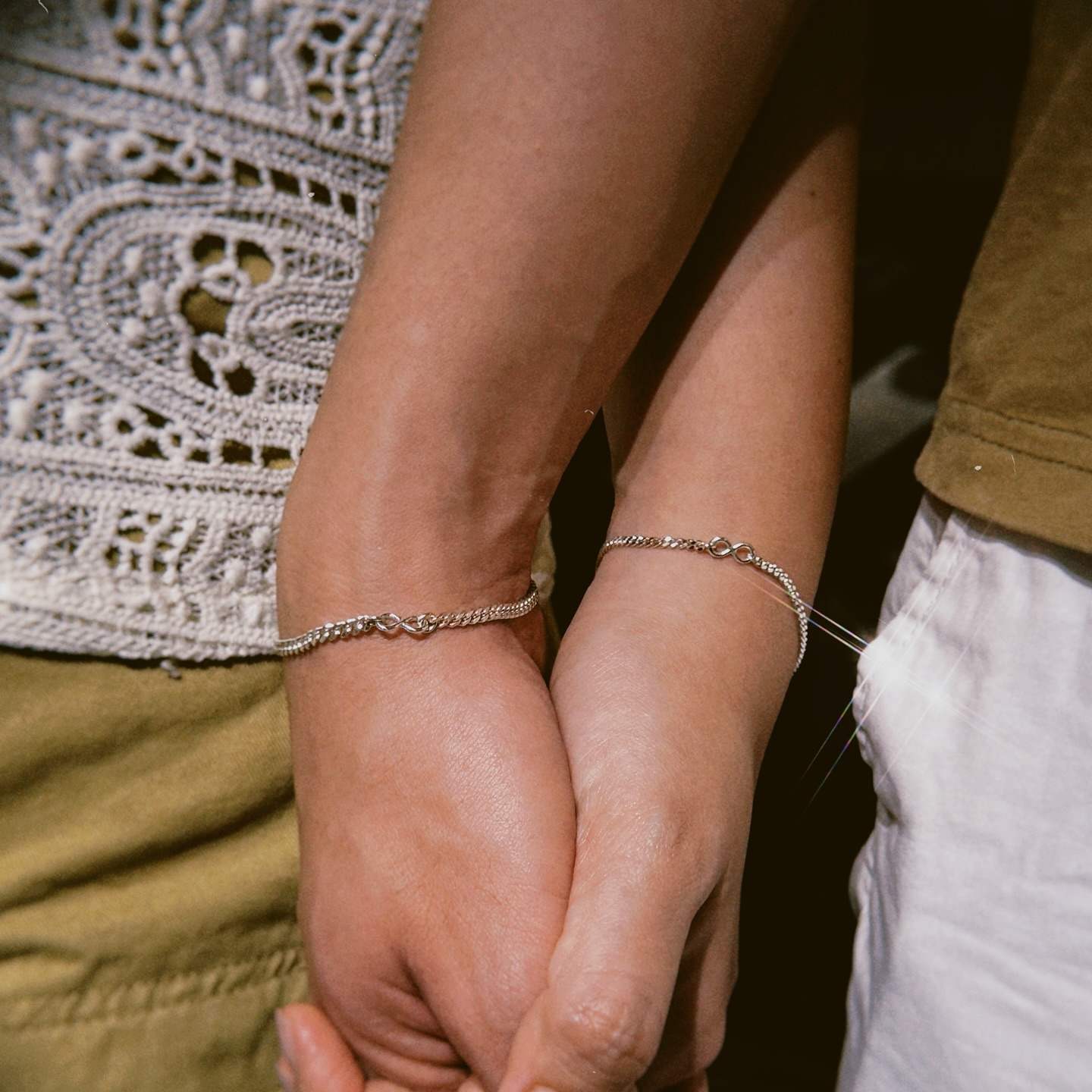 Vòng tay đôi thể hiện sự tình yêu chung thủy, luôn gắn kết bên nhau