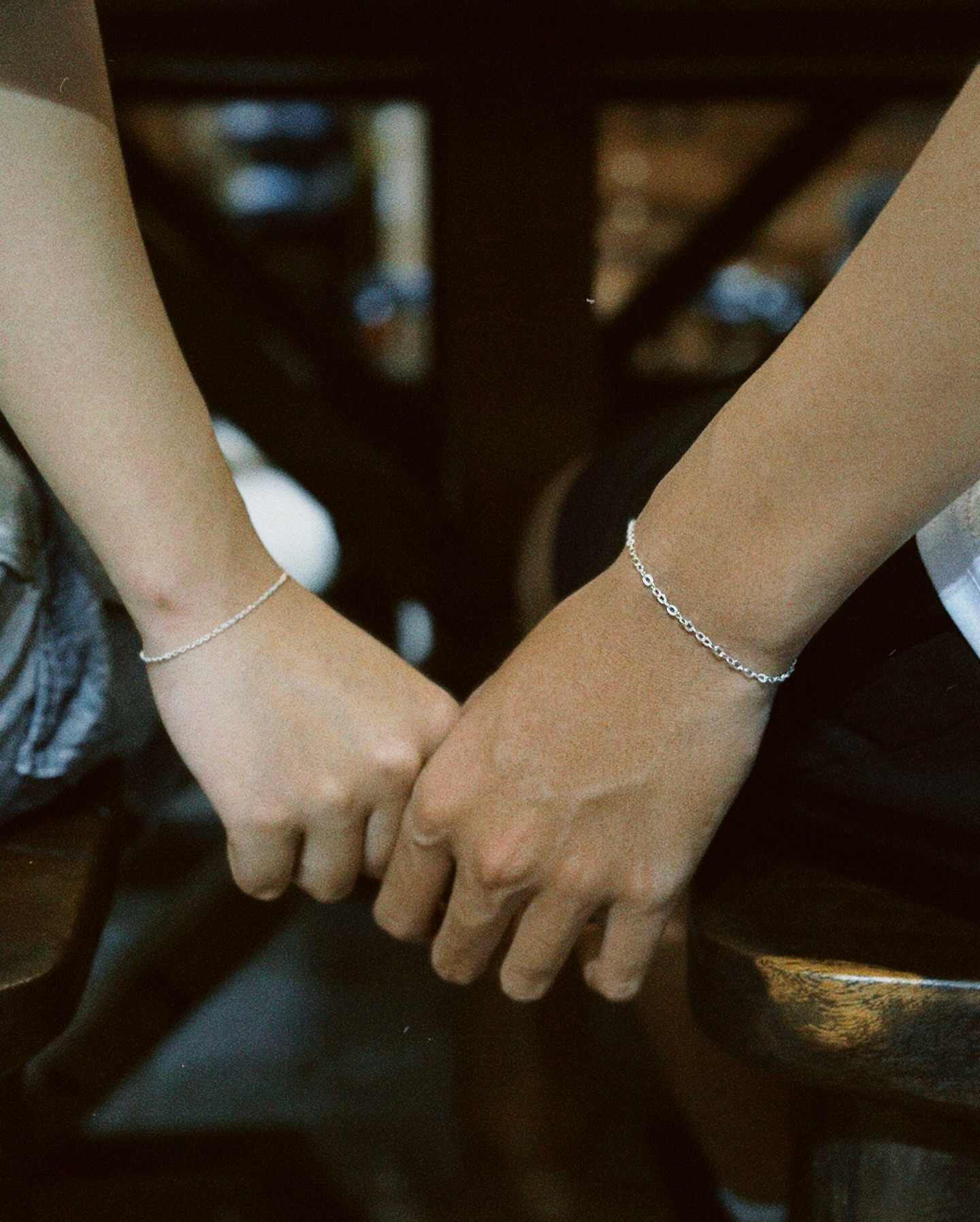 Đôi tay nắm chặt lấy nhau thể hiện sự gắn bó và hứa hẹn trong tương lai