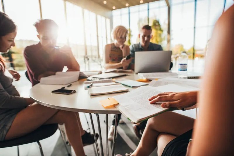 bảo mẫu trông trẻ