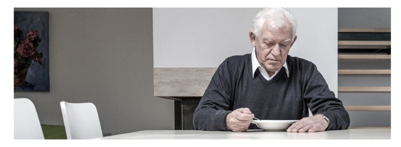 Người già sắp mất thường chán ăn uống