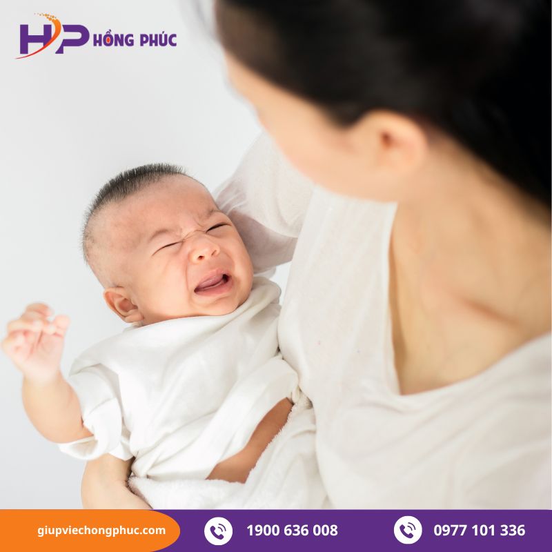 Dỗ trẻ sơ sinh khóc bằng cách bế và vỗ