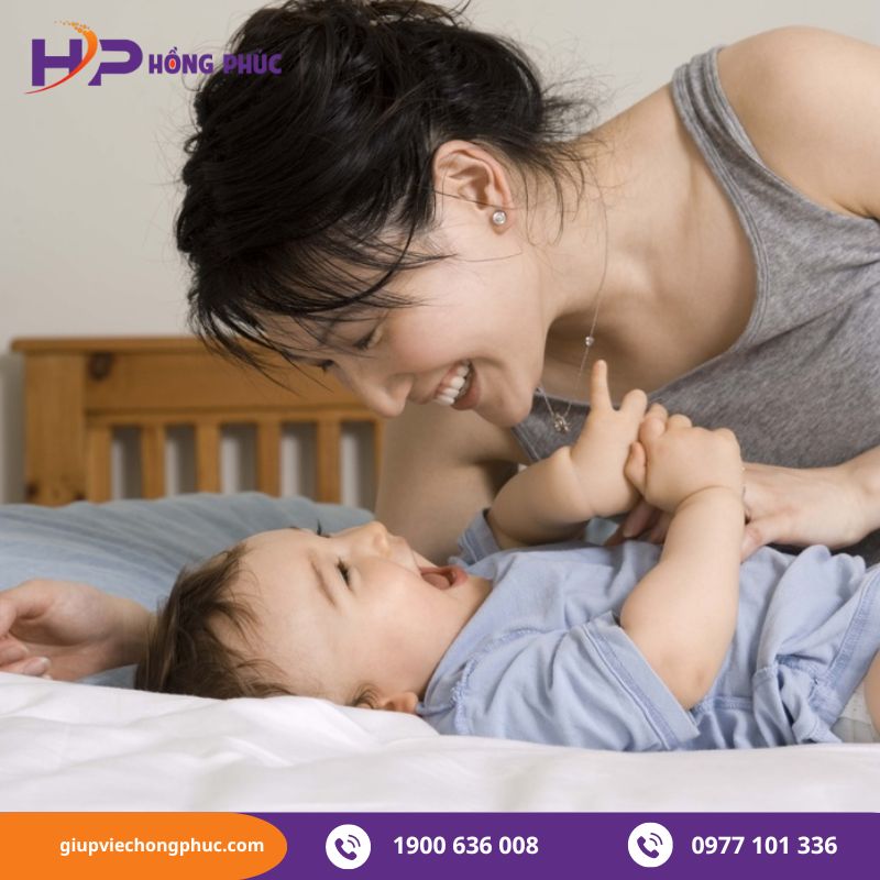 Dỗ trẻ sơ sinh khóc bằng cách chơi cùng bé