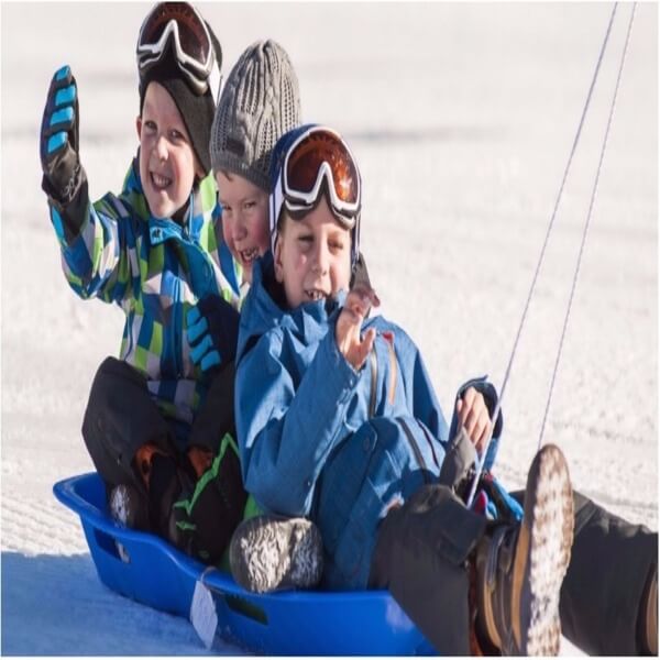 Nên cho bé vui chơi bên ngoài