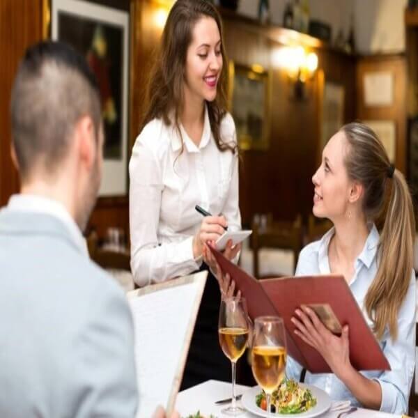 Nhân viên phục vụ nhà hàng cần có chuyên môn nghiệp vụ cao