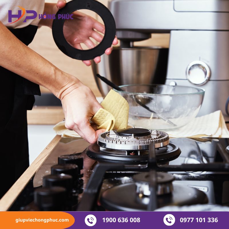 Tắt bếp và tháo rời các bộ phận để vệ sinh bếp gas