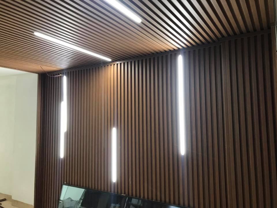 bang-gia-thi-cong-tam-op-lam-song-nhua-trong-nha-