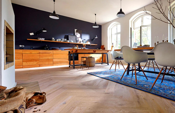 co-lat-duoc-san-go-cong-nghiep-cho-nha-bep-duoc-khong