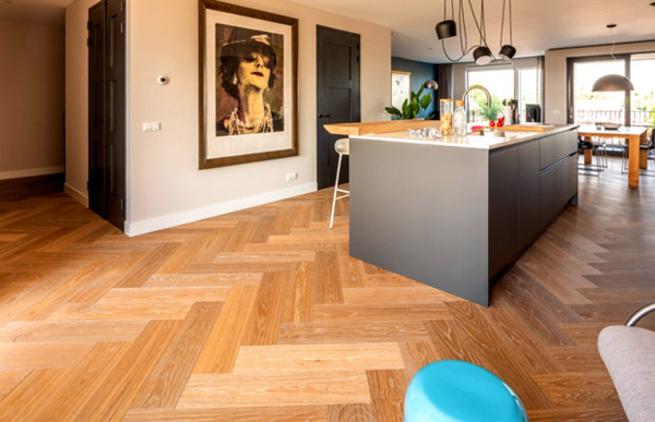 co-lat-duoc-san-go-cong-nghiep-cho-nha-bep-duoc-khong