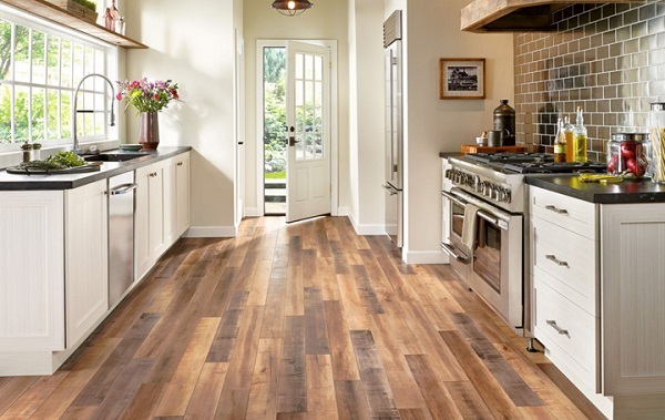 co-lat-duoc-san-go-cong-nghiep-cho-nha-bep-duoc-khong