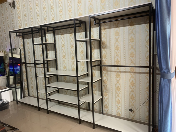 xuong-san-xuat-gia-ke-trang-tri-san-pham-nha-hang-ha-noi