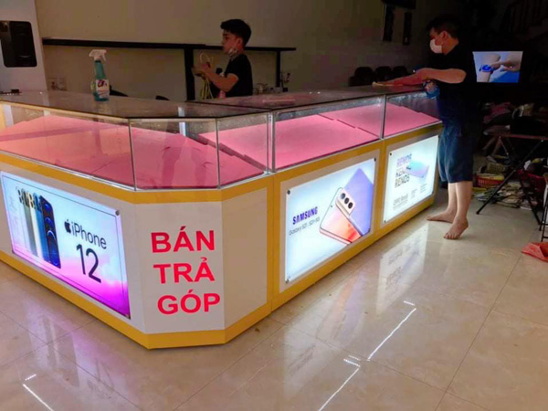 xuong-san-xuat-tu-trung-bay-dien-thoai-tai-ha-noi