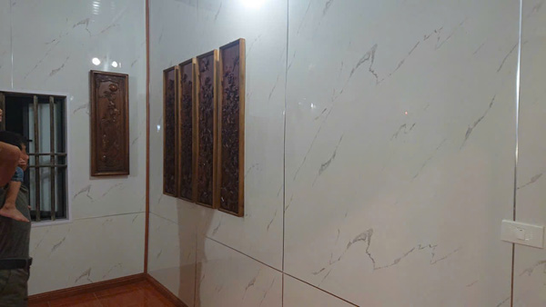 Ốp tường bằng tấm PVC vân đá
