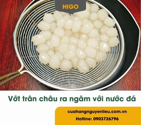 Trân châu trắng ngâm với nước lạnh để tăng độ dai