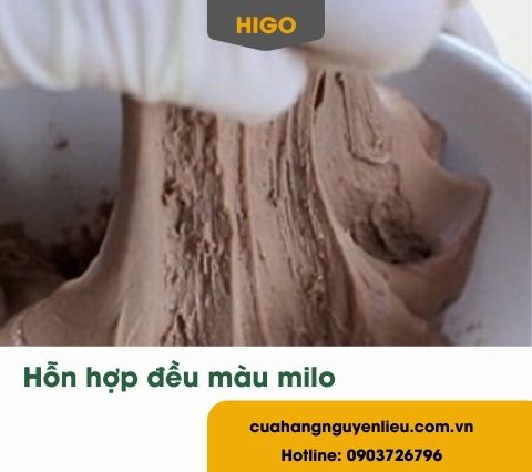 Trộn bột làm trân châu milo bằng bột năng