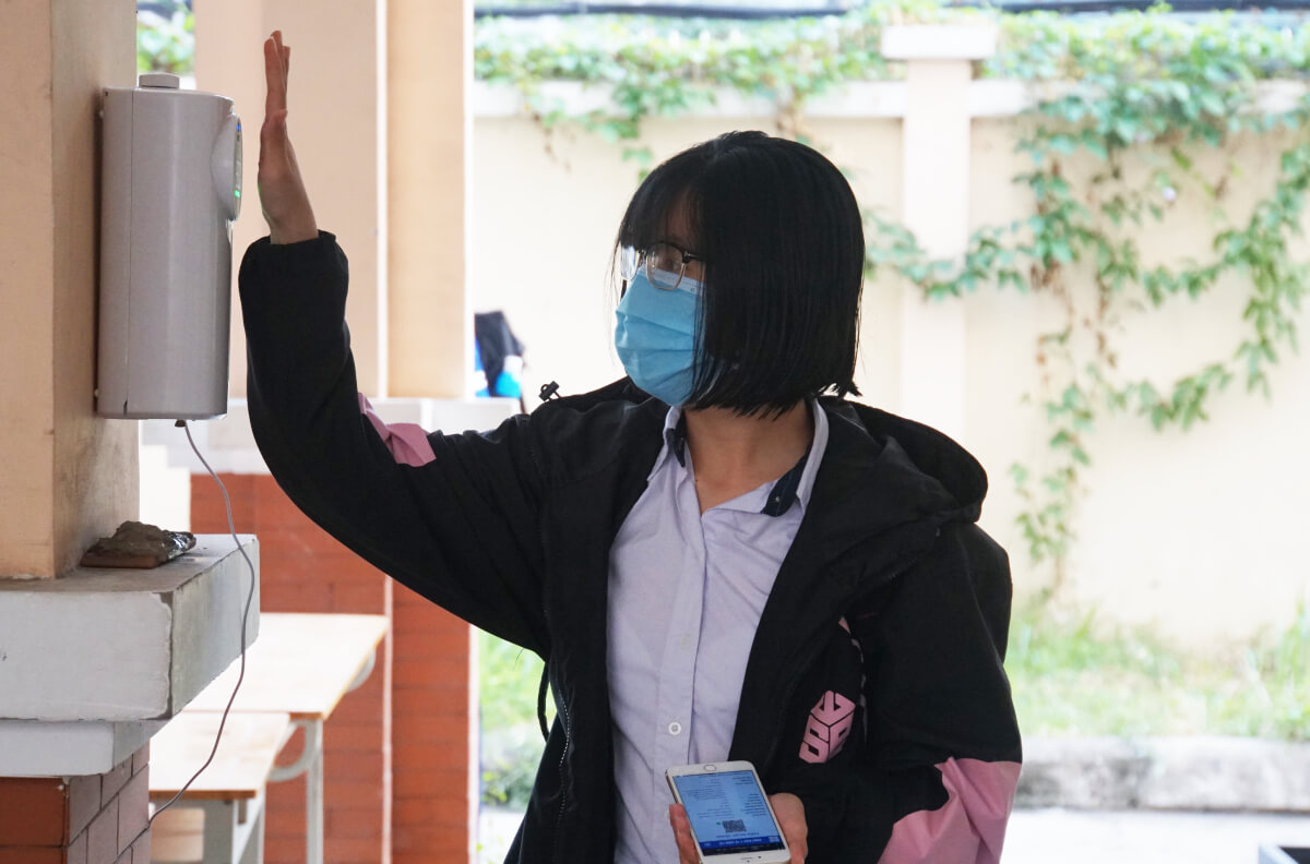 Học sinh trường THPT Thanh Đa, quận Bình Thạnh khai báo y tế, đo thân nhiệt và rửa tay sát khuẩn trước khi vào trường, sáng 4/1