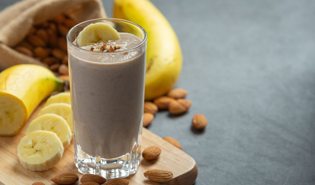 Bạn có thể thêm hoa quả để món sinh tố socola của bạn thêm phần hấp dẫn