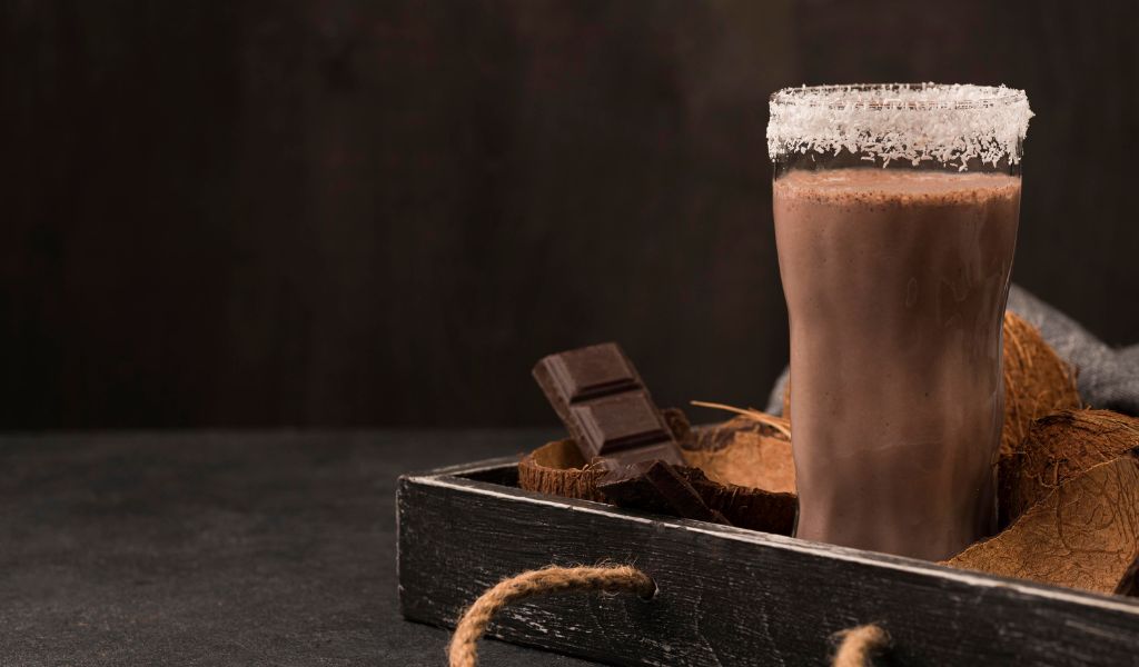 Rắc thêm dừa giúp gia tăng mùi hương cho ly sinh tố socola