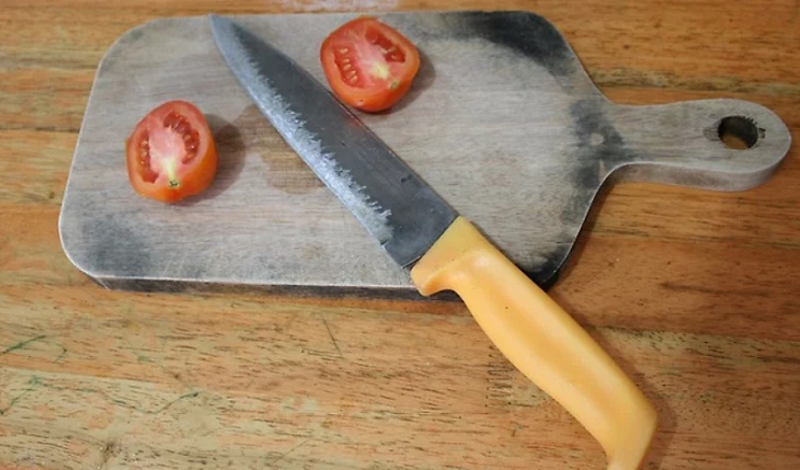Kiểm tra dao sắc bén bằng cà chua 