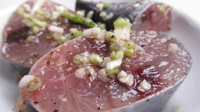 ướp gia vị cá ngừ kho thơm