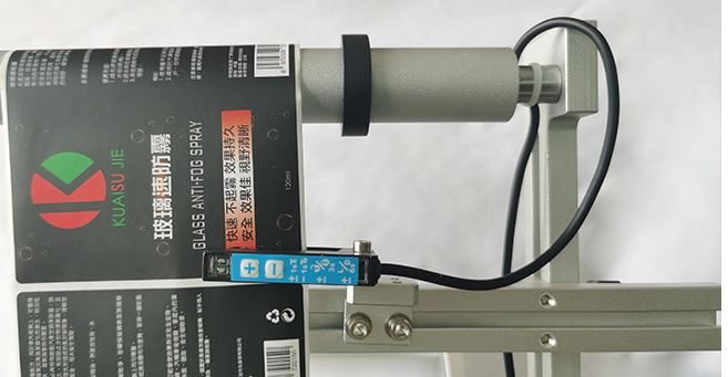 Máy dán tem mác chai tròn tự động BBL002